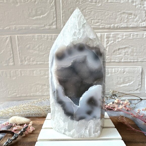 Gorgeous Large Agate Tower with Druzy - Picture 1 of 8